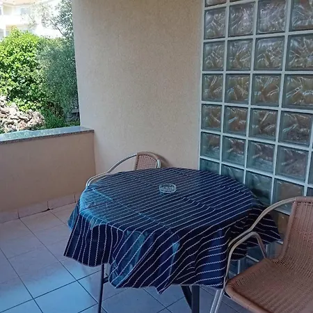 게스트하우스 And With Parking Space Krk - 13553 Vrh (Krk)