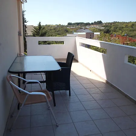 게스트하우스 And With Parking Space Krk - 13553 Vrh (Krk)